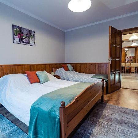 Estike Apartman Gyula Esterno foto