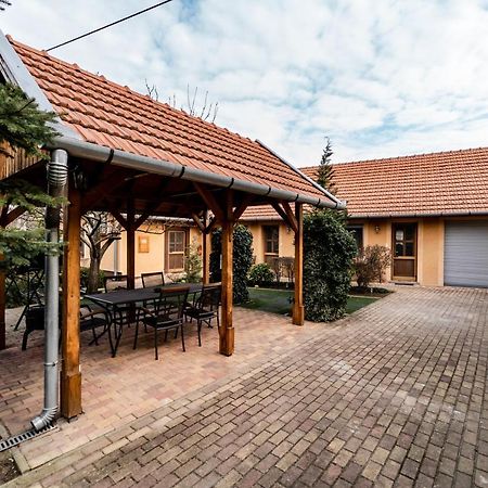 Estike Apartman Gyula Esterno foto