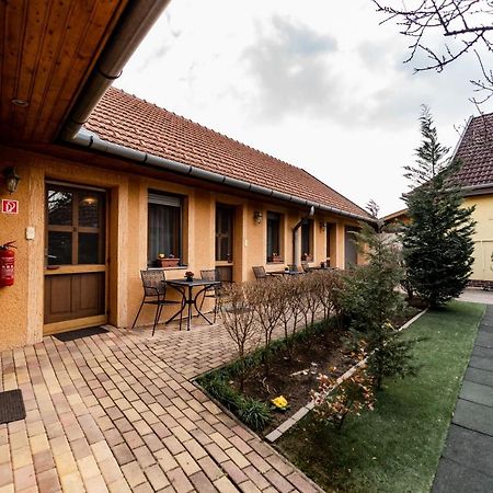 Estike Apartman Gyula Esterno foto