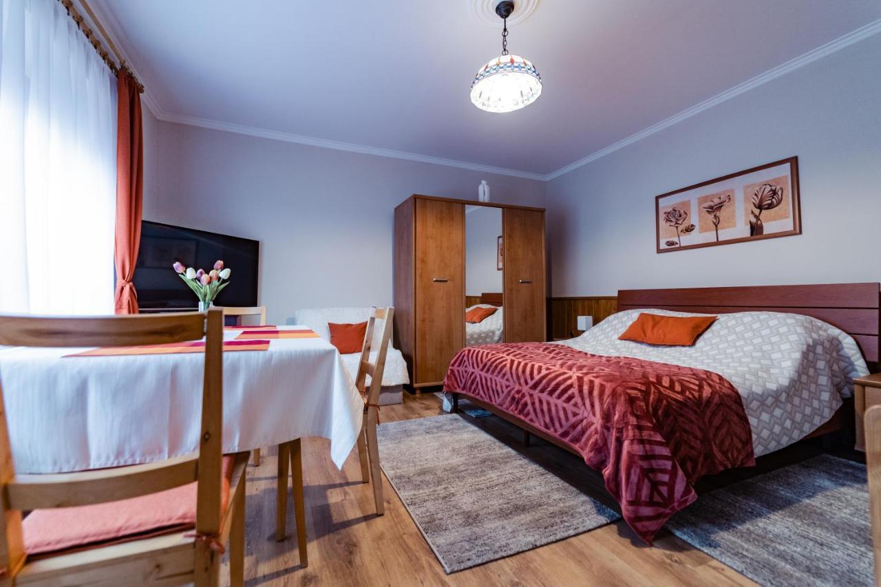 Estike Apartman Gyula Esterno foto