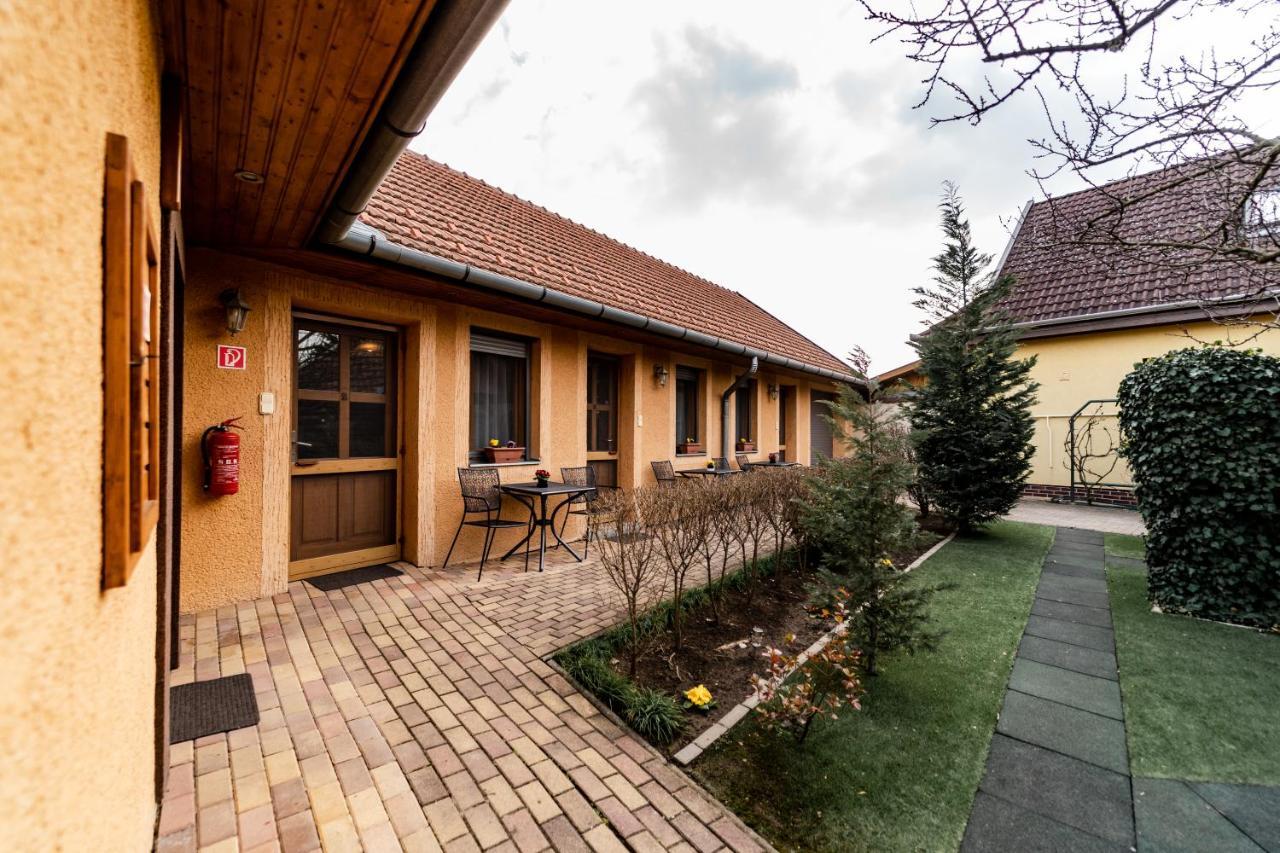 Estike Apartman Gyula Esterno foto