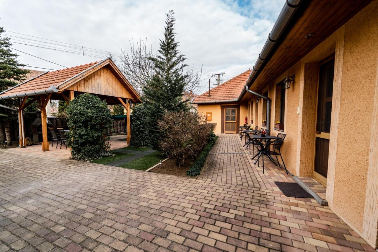 Estike Apartman Gyula Esterno foto