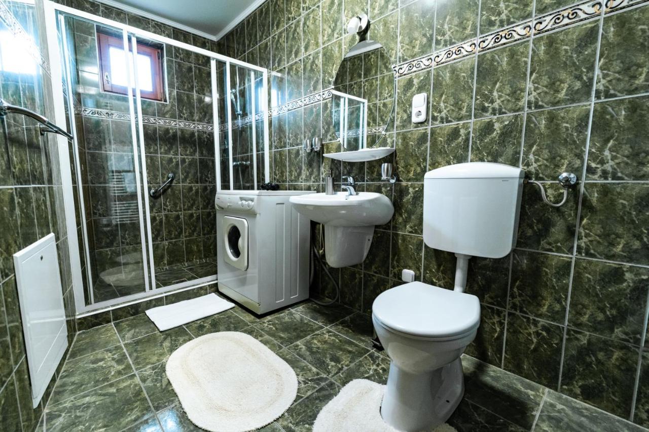 Estike Apartman Gyula Esterno foto
