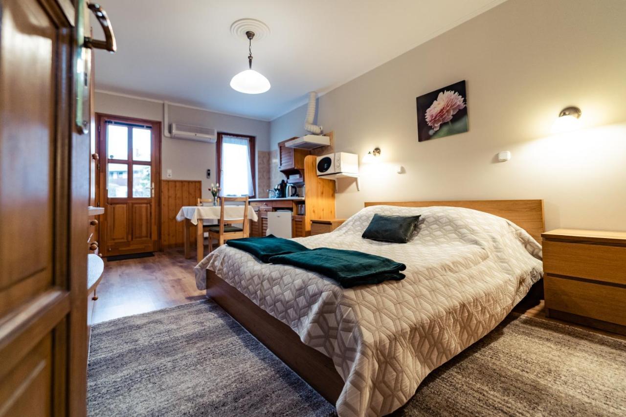 Estike Apartman Gyula Esterno foto