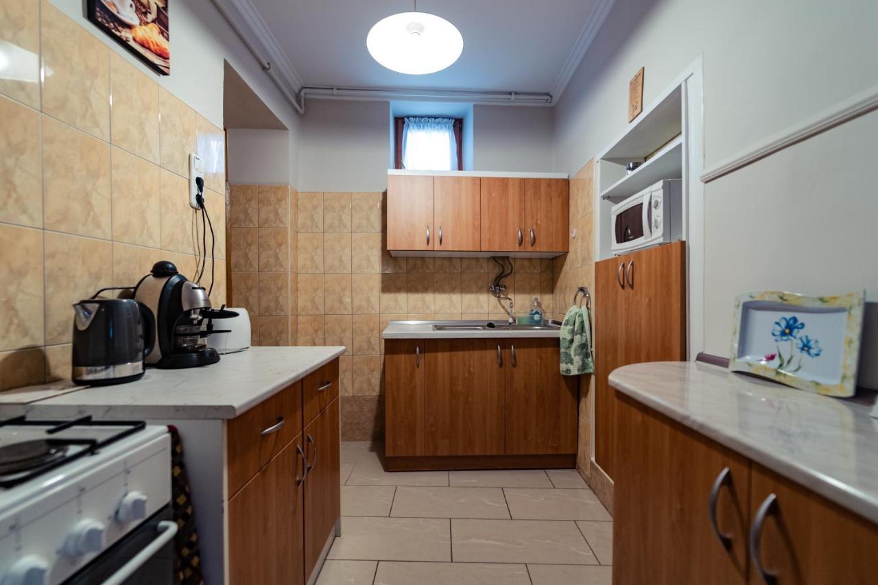 Estike Apartman Gyula Esterno foto