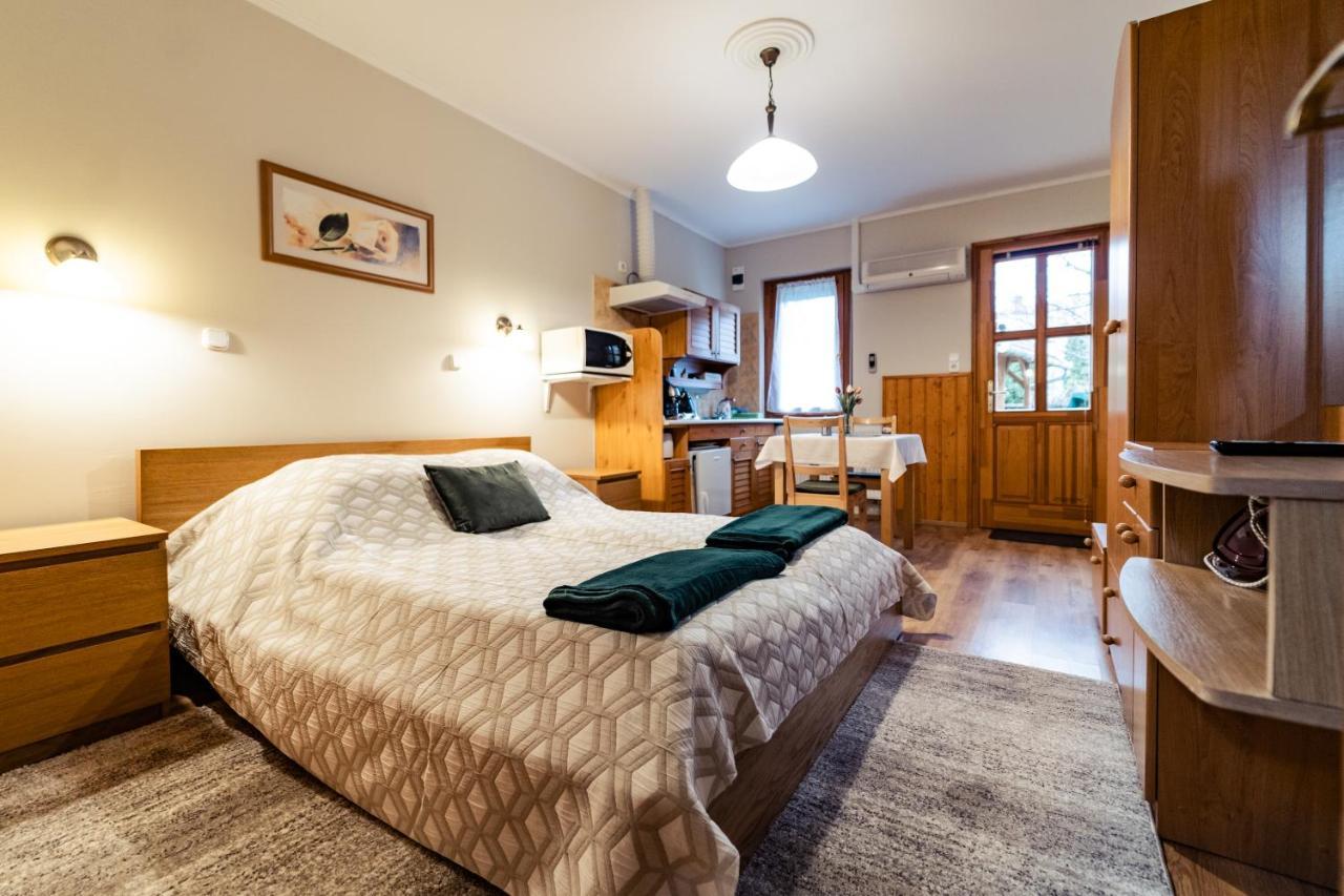 Estike Apartman Gyula Esterno foto