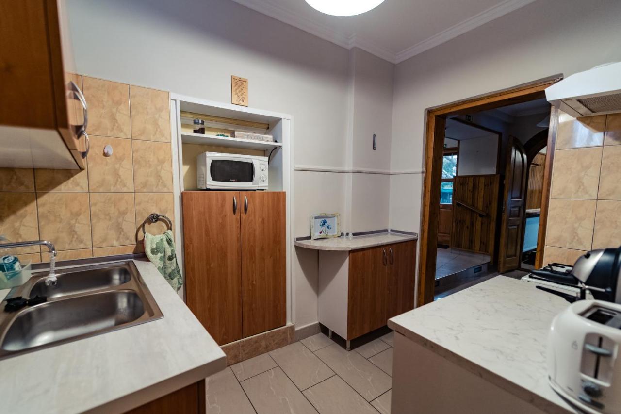 Estike Apartman Gyula Esterno foto