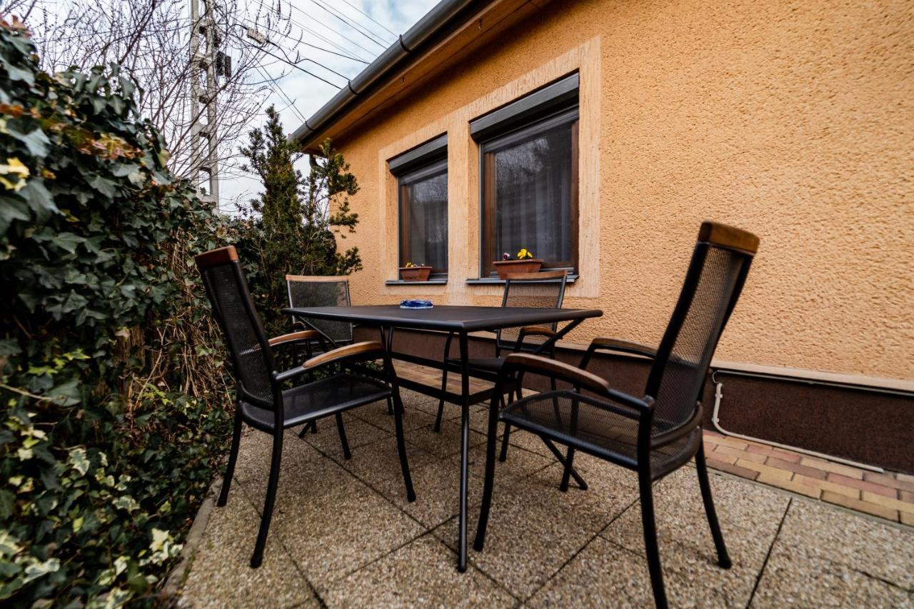 Estike Apartman Gyula Esterno foto
