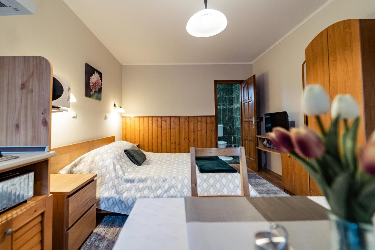 Estike Apartman Gyula Esterno foto
