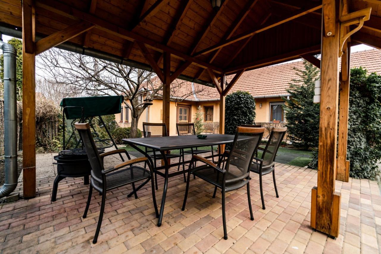 Estike Apartman Gyula Esterno foto