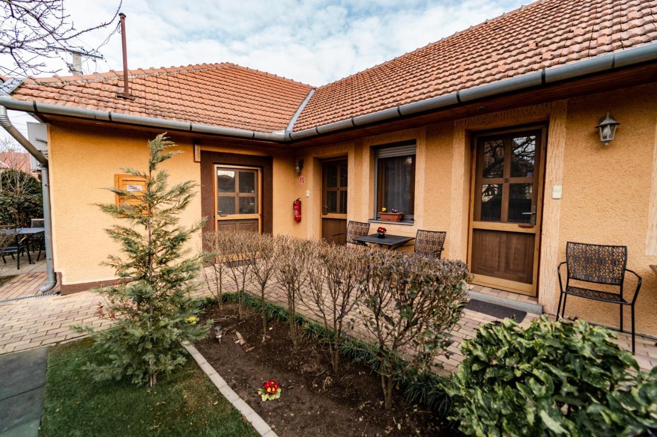 Estike Apartman Gyula Esterno foto